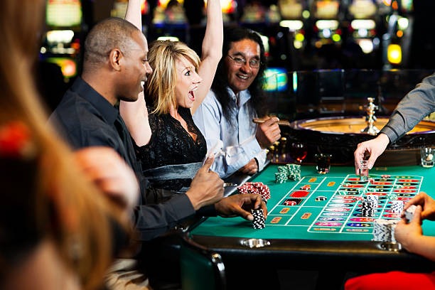 boyabet88 Dadu Online studio with professional dealer, multiple HD cameras, and live chat interface visible